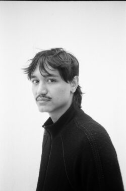 Hier ist ein schwarz-weiß-Portrait von dem Künstler Diggidaniel zu sehen.