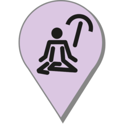 Logo: Ruhepol mit Figur unter einem Sonnenschirm im Schneidersitz